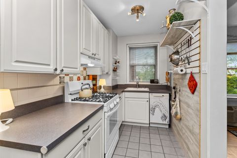 Tiny photo for 1585 Ridge Avenue #404, Evanston, IL 60201 (MLS # 12492405)