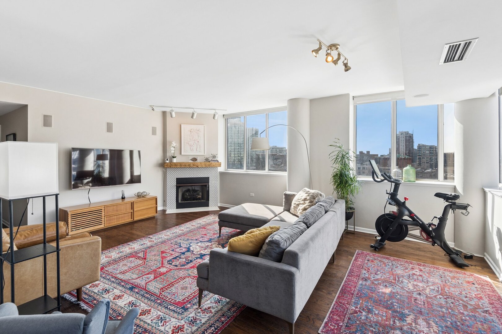 1515 S Prairie Avenue 914