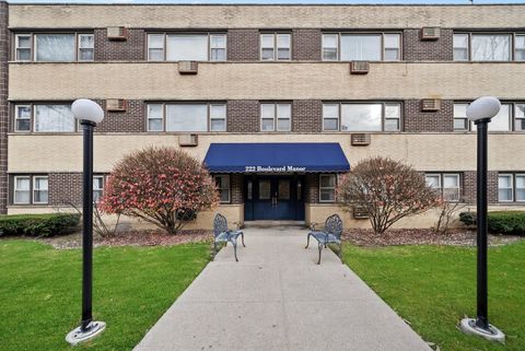 Tiny photo for 222 Washington Boulevard #101, Oak Park, IL 60302 (MLS # 12501962)