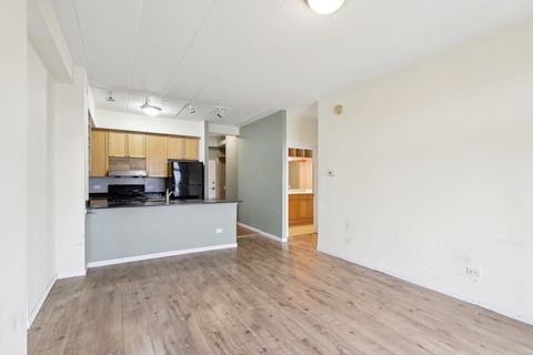 Tiny photo for 974 W 35th Place #302, Chicago, IL 60609 (MLS # 12542766)