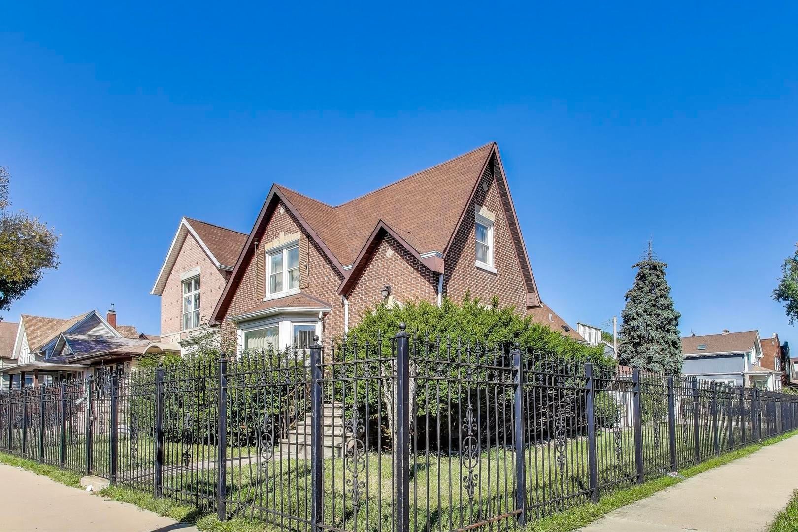 5636 W Augusta Boulevard