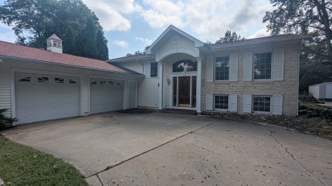 Photo of 4835 Norwood Drive, Bettendorf, IA 52722 (MLS # 12711322)