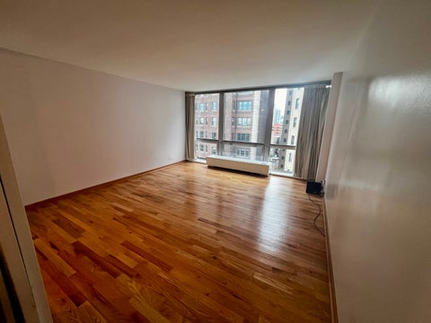 Tiny photo for 2400 N Lakeview Avenue #1007, Chicago, IL 60614 (MLS # 12790382)