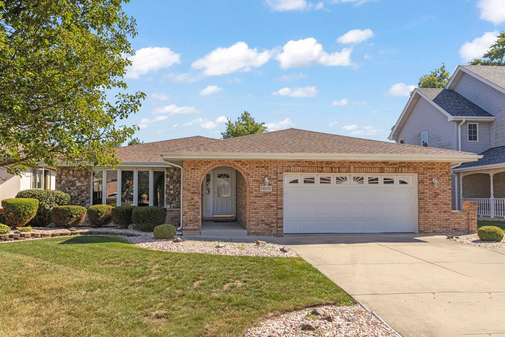 Photo for 14051 E Laramie Court, Crestwood, IL 60418 (MLS # 12473880)