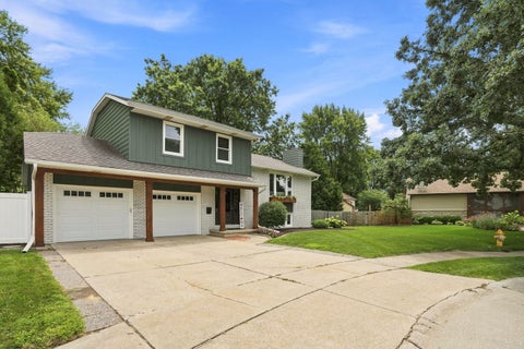 Tiny photo for 4415 Montclair Court, Bettendorf, IA 52722 (MLS # 12745439)
