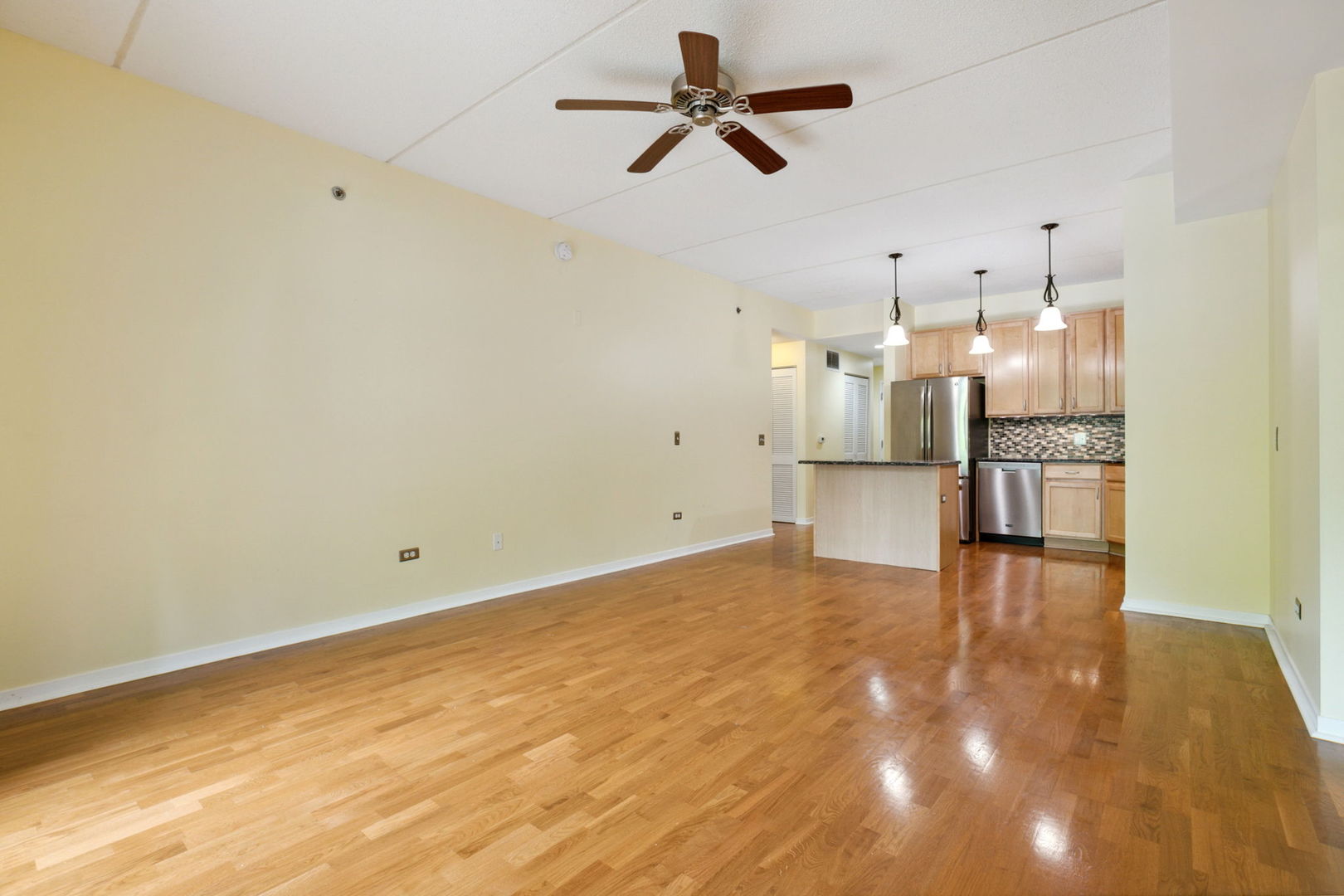 2335 W Belle Plaine Avenue 106