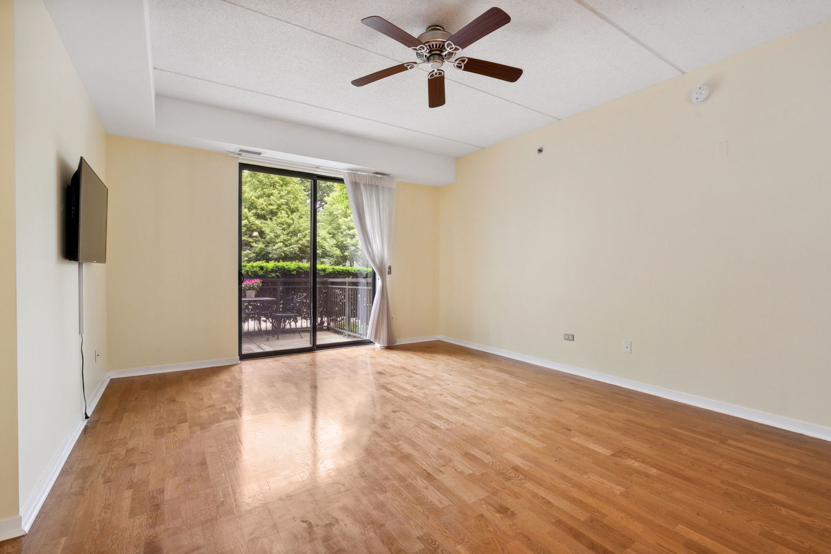2335 W Belle Plaine Avenue 106