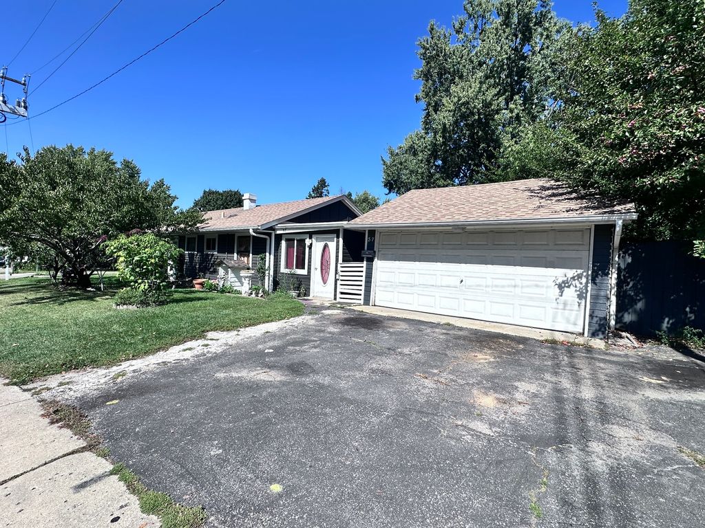 Photo for 57 Robin Road, Carpentersville, IL 60110 (MLS # 12420892)