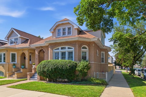Tiny photo for 5800 W Giddings Street, Chicago, IL 60630 (MLS # 12710230)