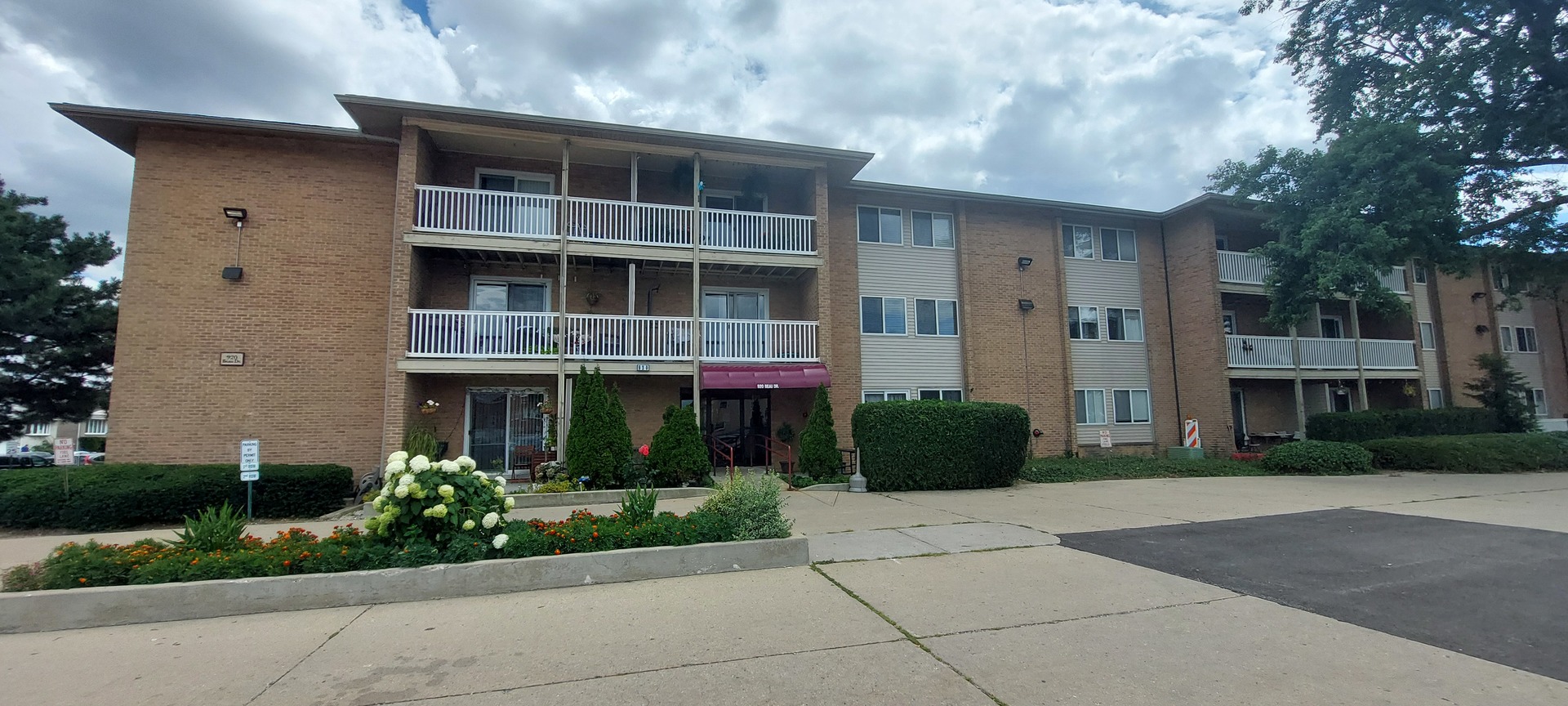 View Des Plaines, IL 60016 condo