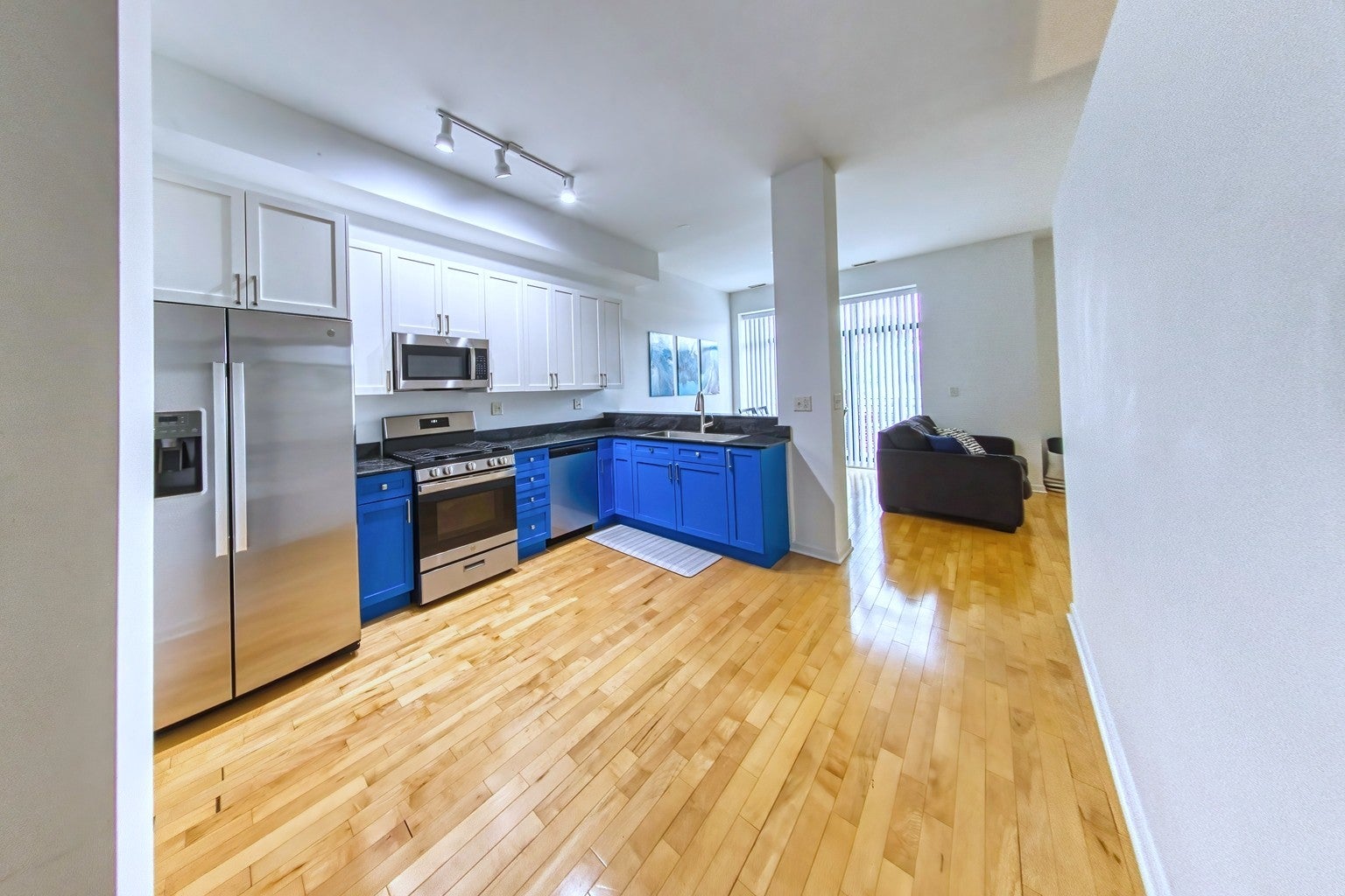 4050 N Lincoln Avenue 202