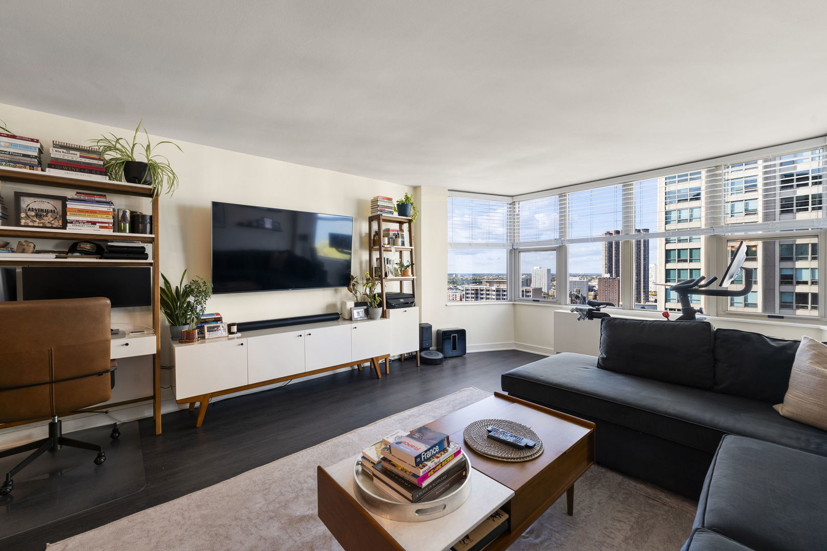 525 W Hawthorne Place 2606