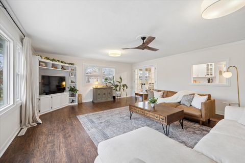 Tiny photo for 927 N Haddow Avenue, Arlington Heights, IL 60004 (MLS # 12584411)