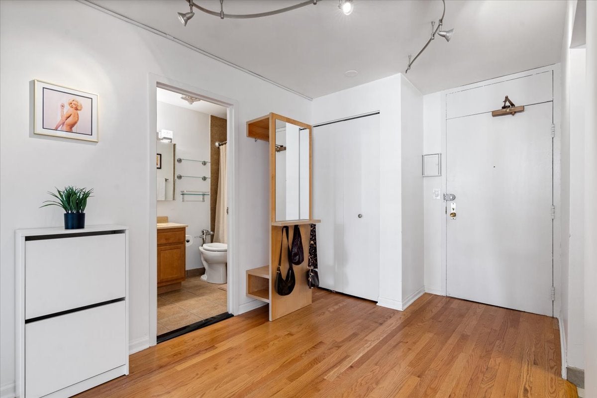 525 W Hawthorne Place 1007