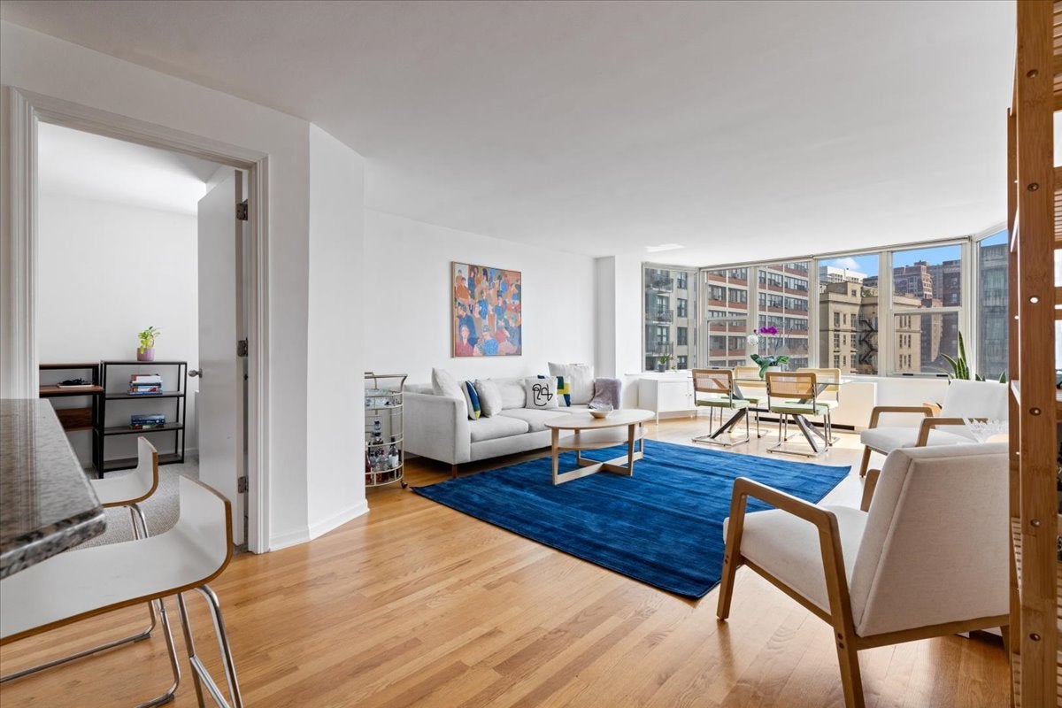 525 W Hawthorne Place 1007
