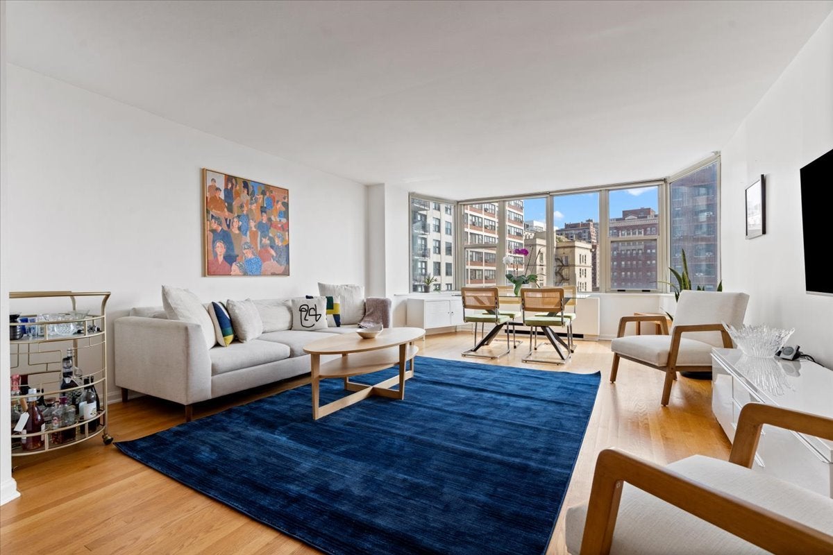 525 W Hawthorne Place 1007