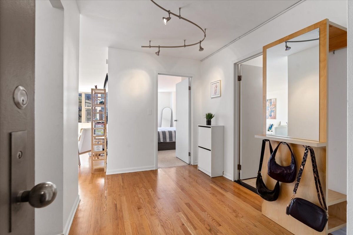 525 W Hawthorne Place 1007