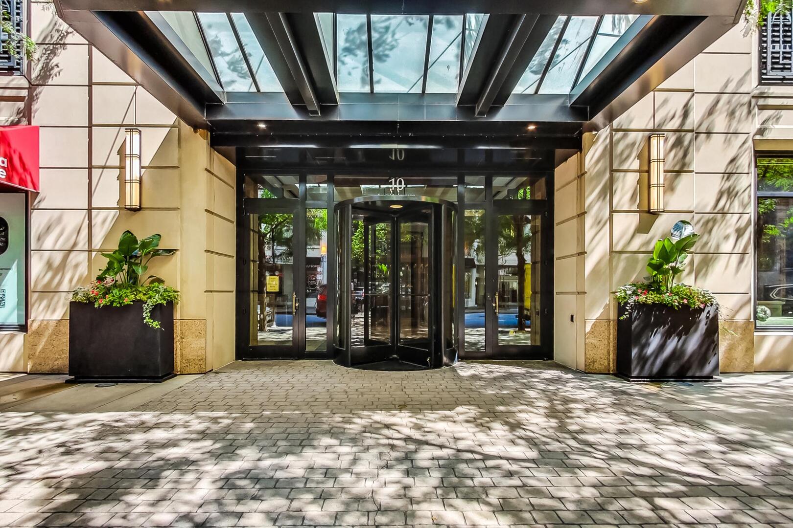 10 E Delaware Place 18D