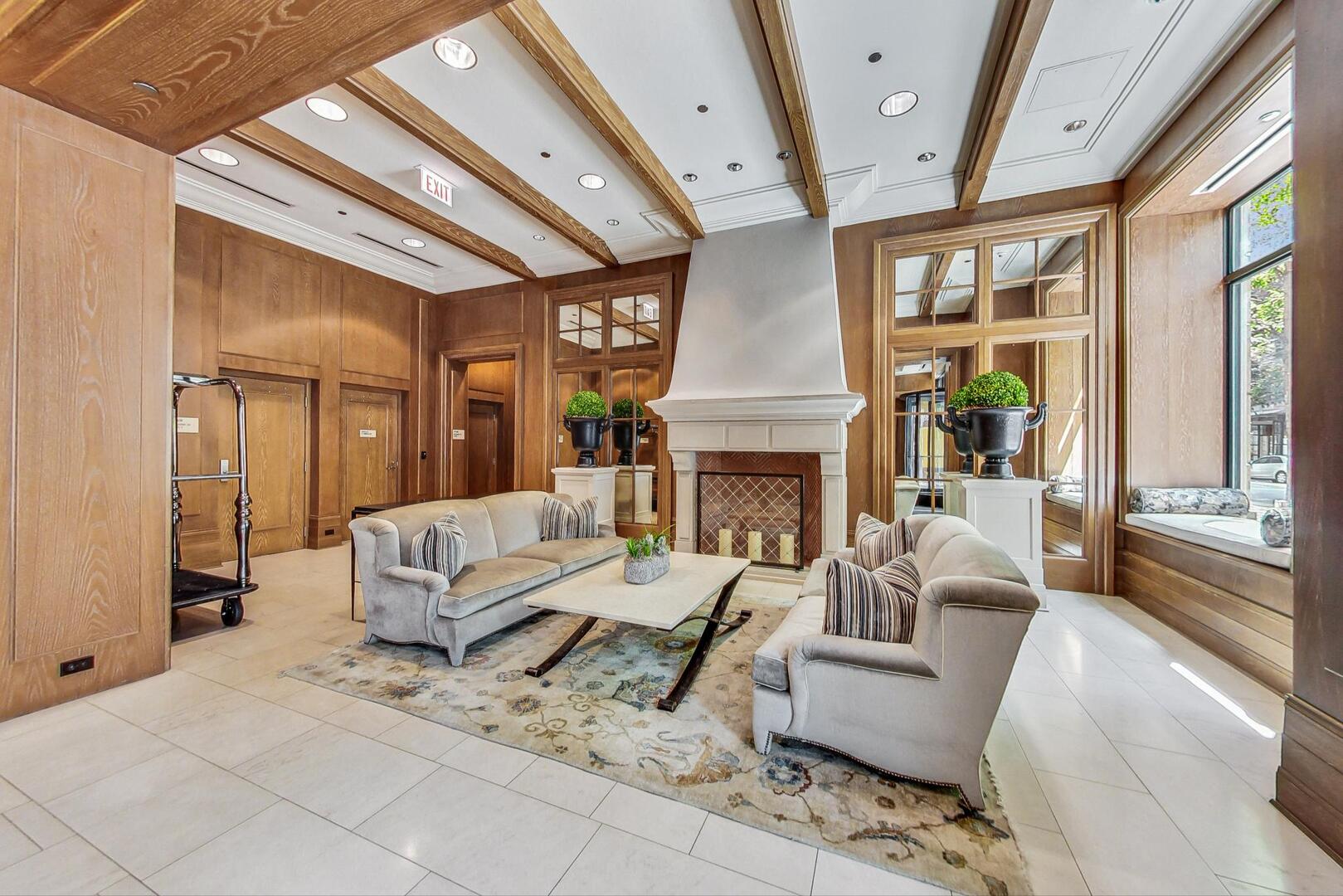 10 E Delaware Place 18D