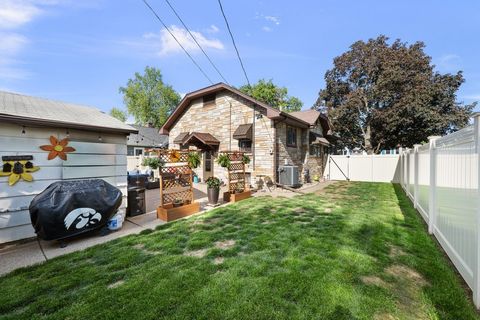 Tiny photo for 2218 DAVIE Street, Davenport, IA 52804 (MLS # 12642274)