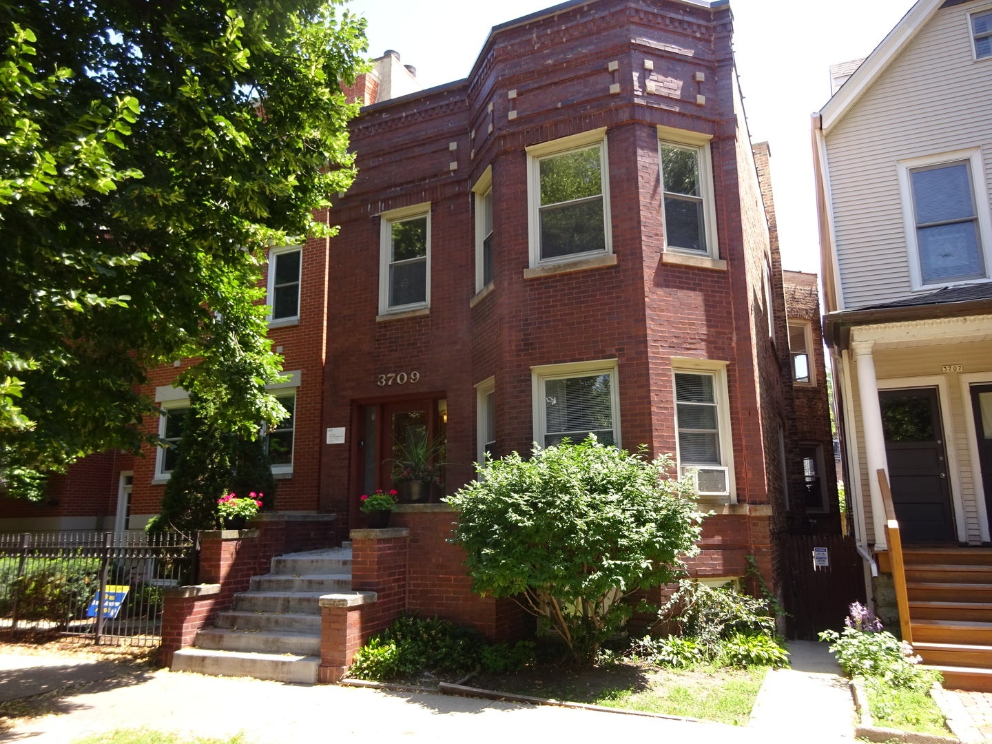 3709 N Bosworth Avenue
