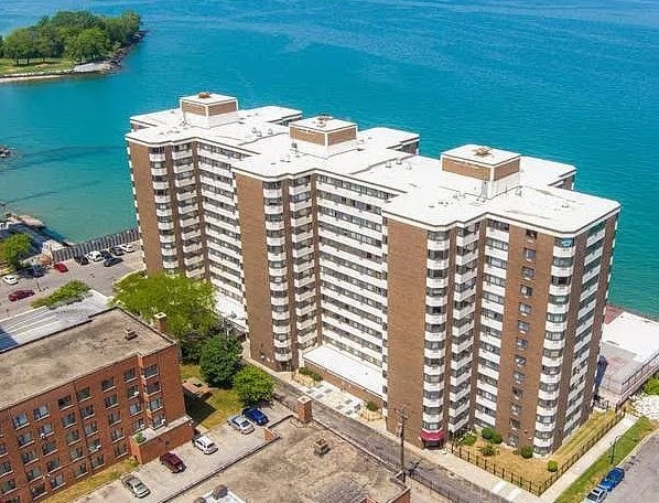 View Chicago, IL 60649 condo