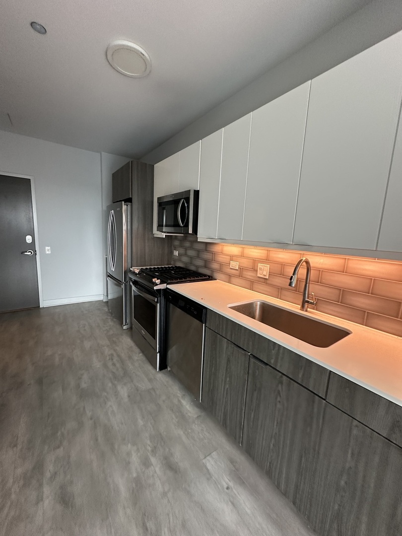 1025 W Addison Street 706