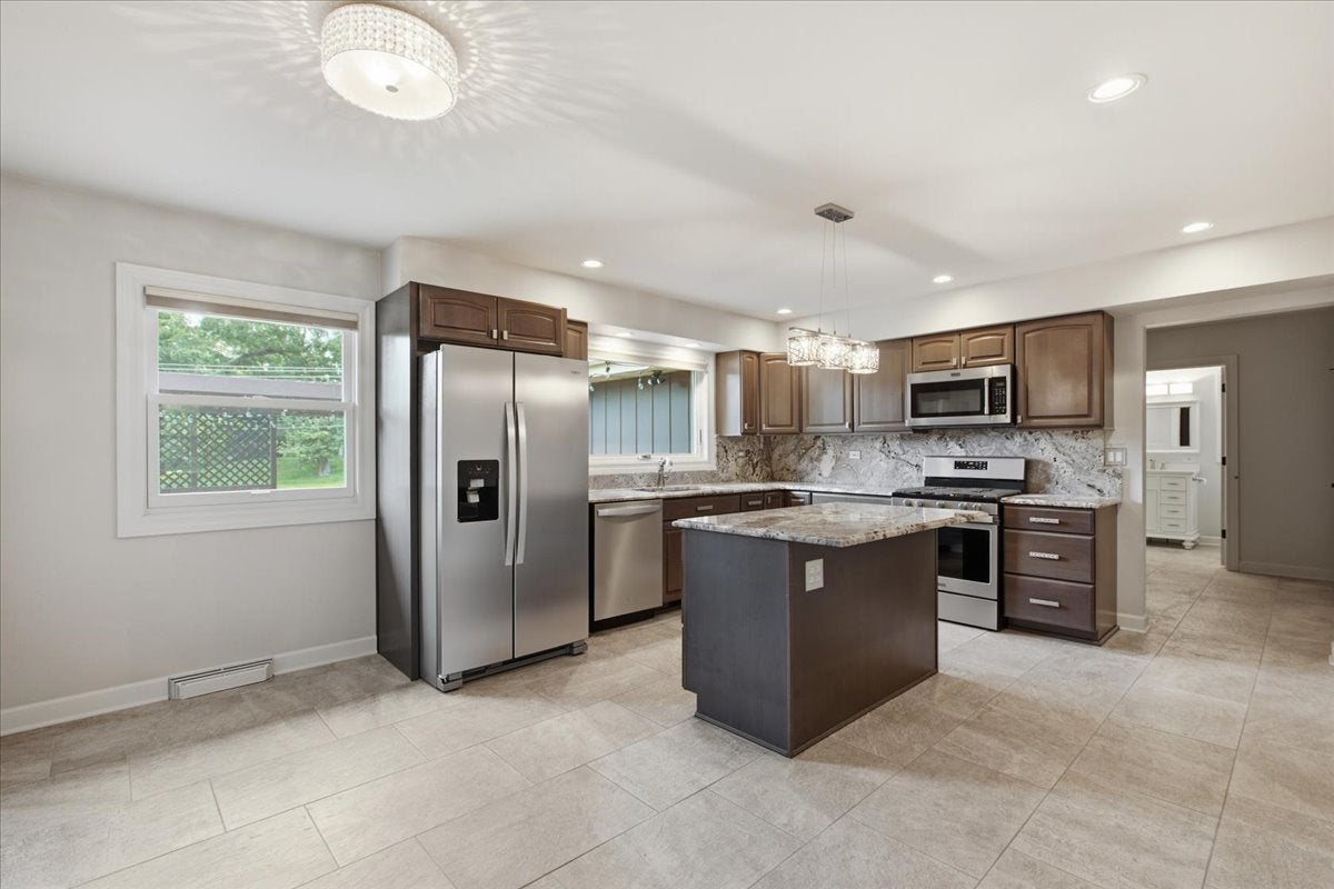 6 Meadowood Drive
