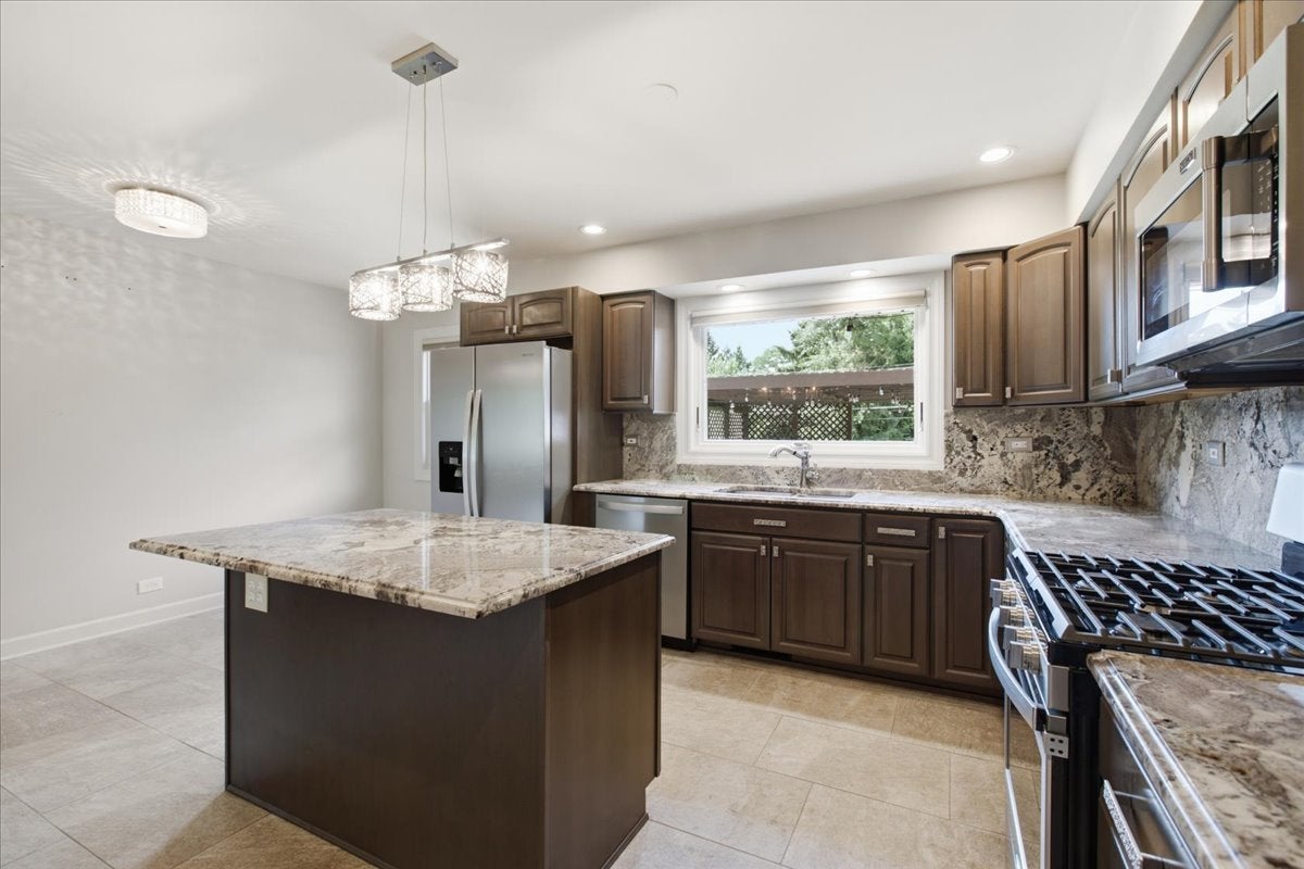 6 Meadowood Drive