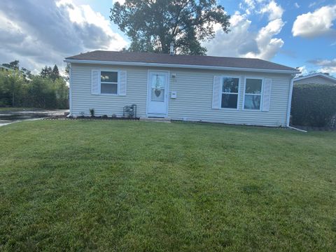 Photo of 100 Siesta Road, Carpentersville, IL 60110 (MLS # 12681813)