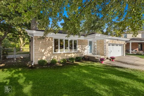 Tiny photo for 6872 N Loron Avenue, Chicago, IL 60646 (MLS # 12514415)