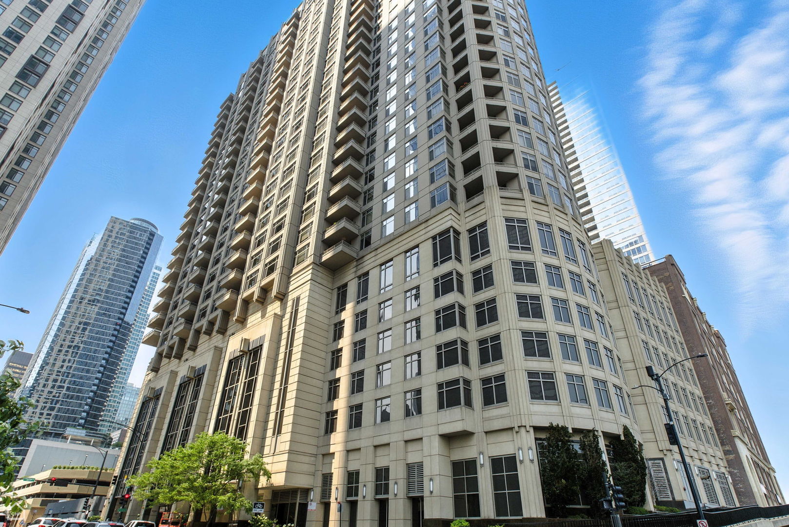 Chicago, Illinois 60611, United States, 2 Bedrooms Bedrooms, ,2 BathroomsBathrooms,Residential,Contingent,187351