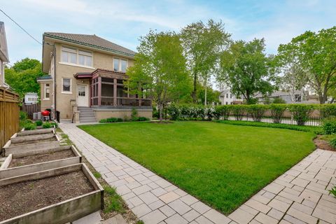 Tiny photo for 840 Augusta Boulevard, Oak Park, IL 60302 (MLS # 12643074)