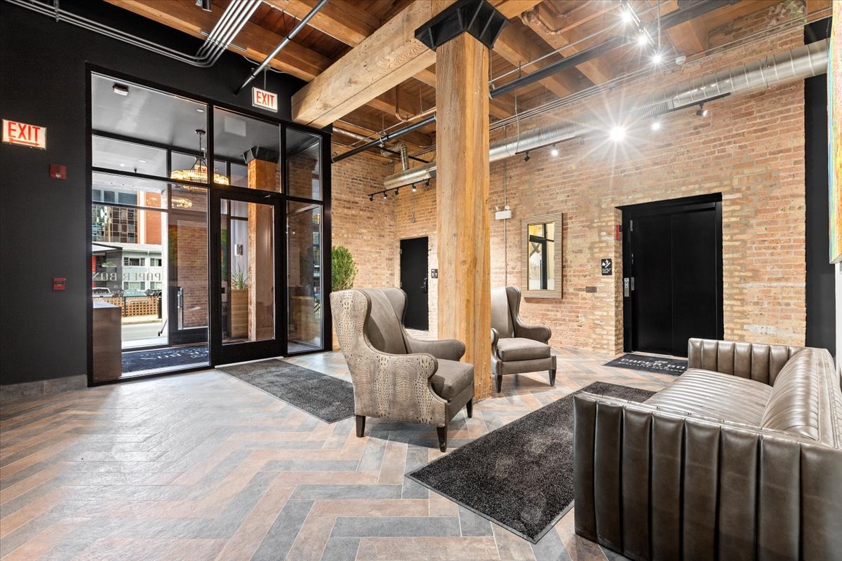 153 W Ohio Street 01