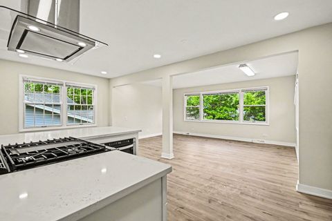 Tiny photo for 1312 W Oakmont Road, Hoffman Estates, IL 60169 (MLS # 12681598)