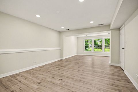 Tiny photo for 1312 W Oakmont Road, Hoffman Estates, IL 60169 (MLS # 12681598)
