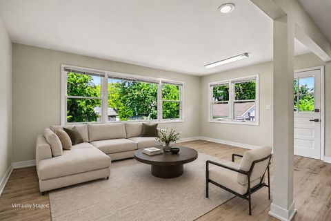Tiny photo for 1312 W Oakmont Road, Hoffman Estates, IL 60169 (MLS # 12681598)