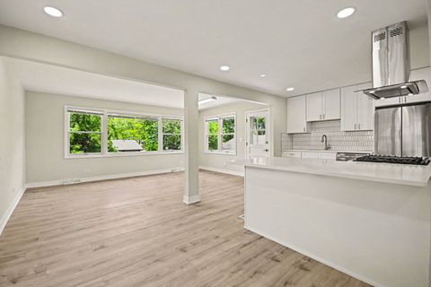 Tiny photo for 1312 W Oakmont Road, Hoffman Estates, IL 60169 (MLS # 12681598)