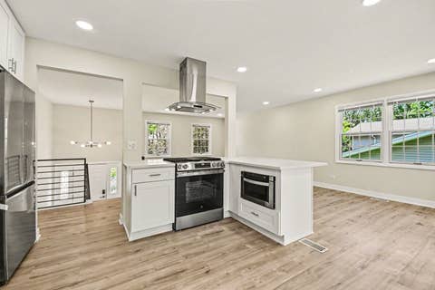 Tiny photo for 1312 W Oakmont Road, Hoffman Estates, IL 60169 (MLS # 12681598)