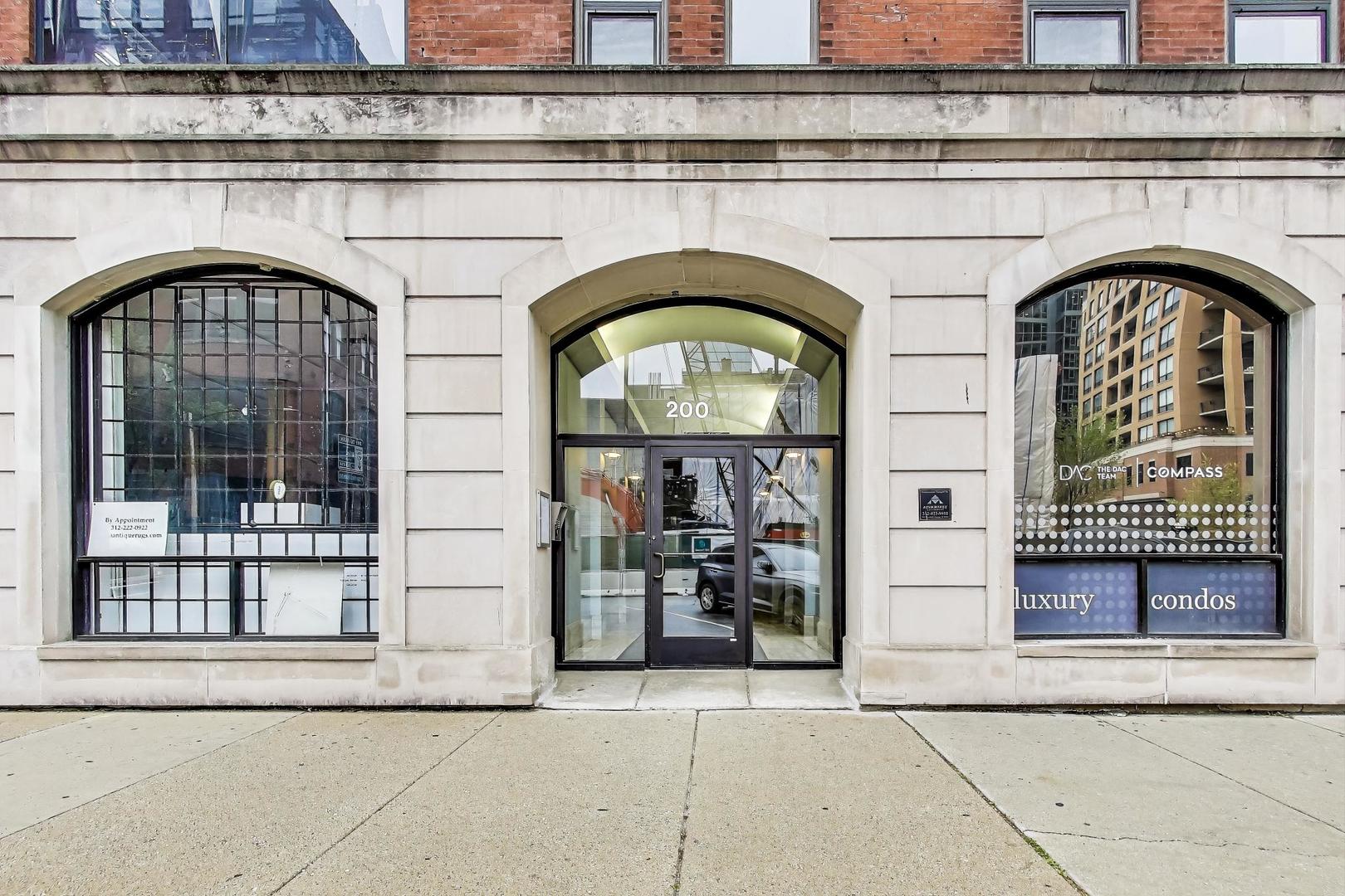 200 W Superior Street