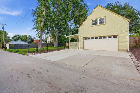 Tiny photo for 56 Whites Place, Bloomington, IL 61701 (MLS # 12675086)
