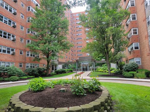 4950 N Marine Drive 907 Chicago IL 60640
