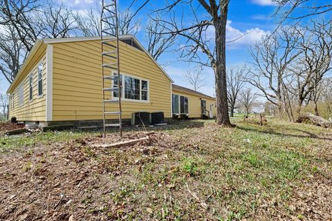 Tiny photo for 404 Oak Drive, Roberts, IL 60962 (MLS # 12602333)