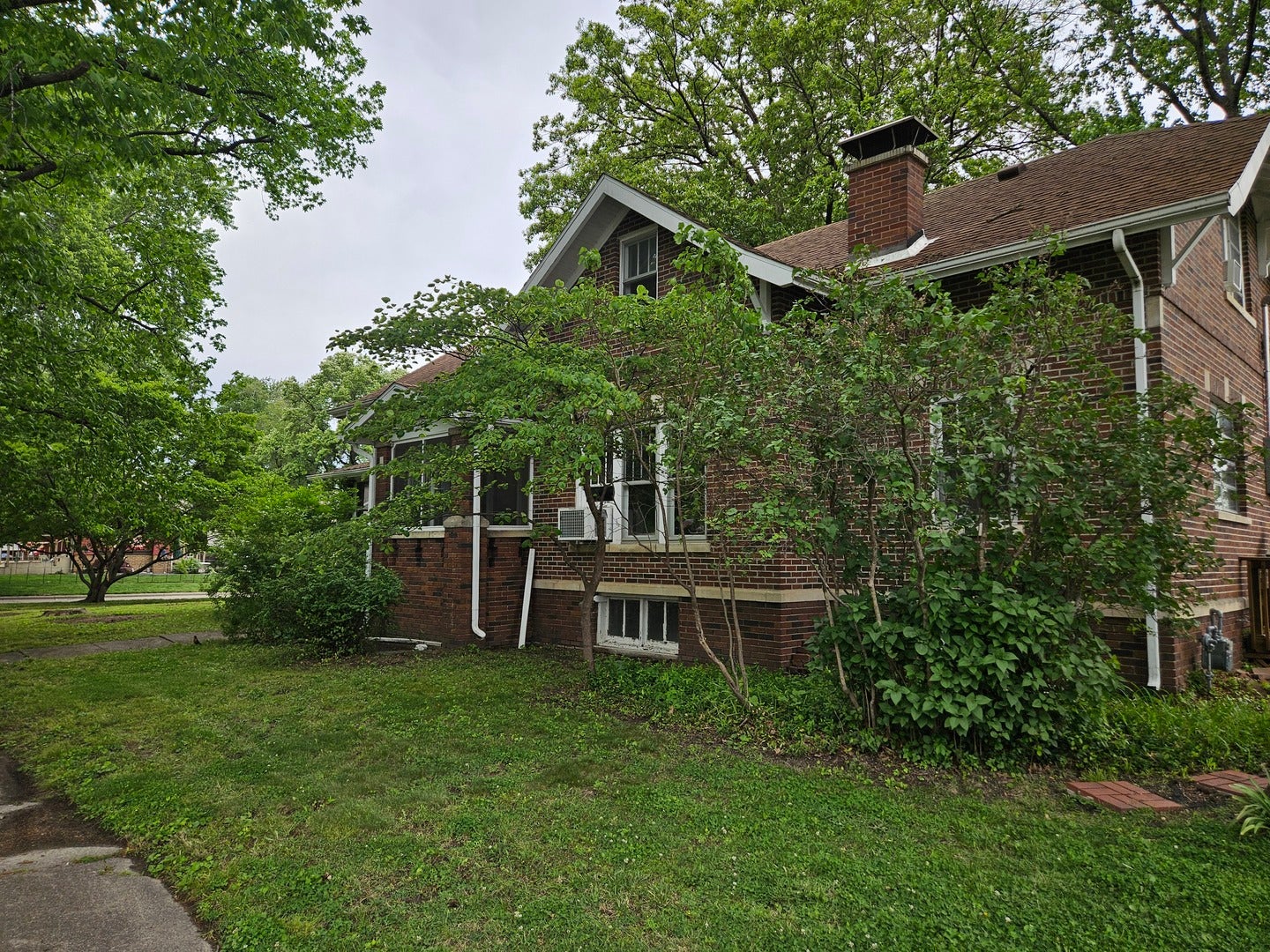 402 E 5th Street