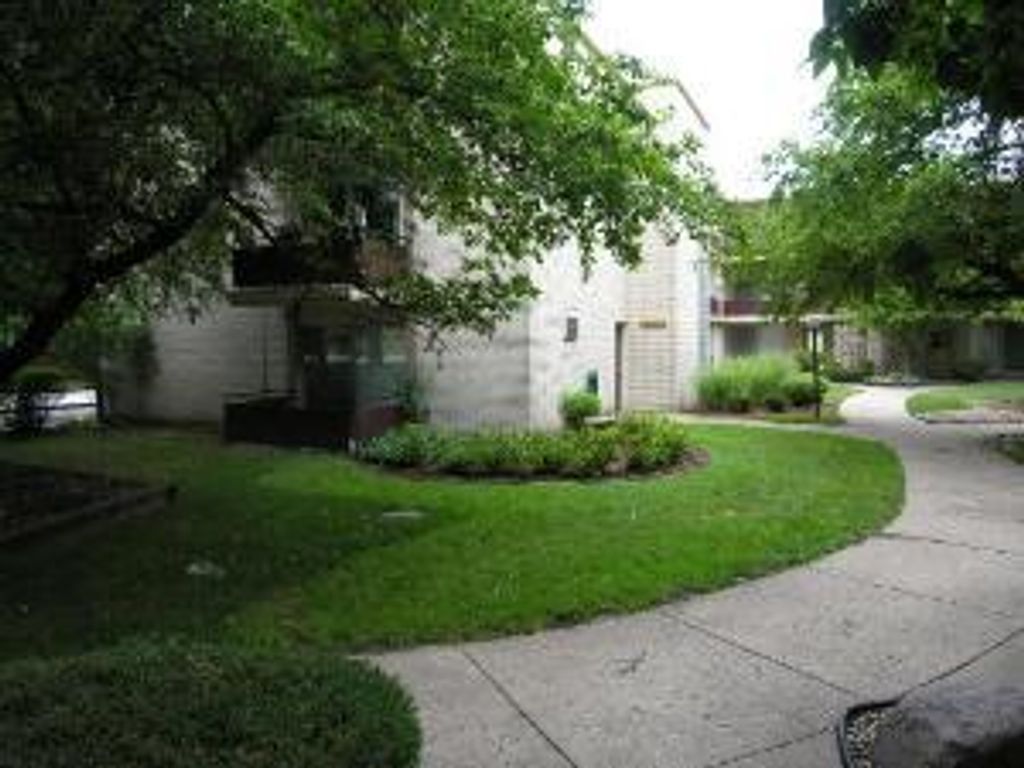 Photo for 12558 Fairview Avenue #1B, Blue Island, IL 60406 (MLS # 12472695)