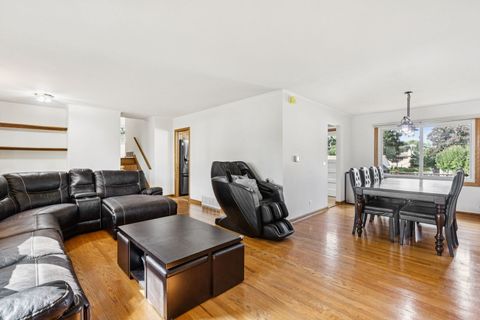 Tiny photo for 1504 E Emmerson Lane, Mount Prospect, IL 60056 (MLS # 12490103)