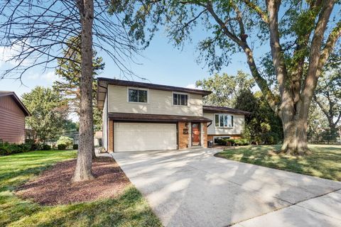 Tiny photo for 1504 E Emmerson Lane, Mount Prospect, IL 60056 (MLS # 12490103)