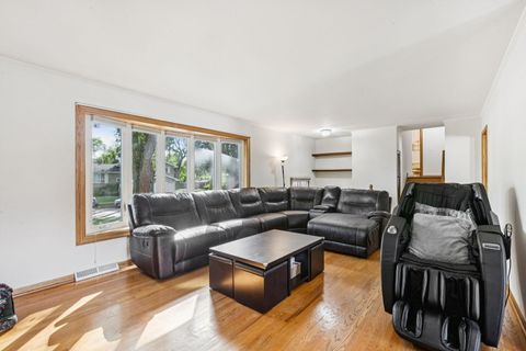 Tiny photo for 1504 E Emmerson Lane, Mount Prospect, IL 60056 (MLS # 12490103)