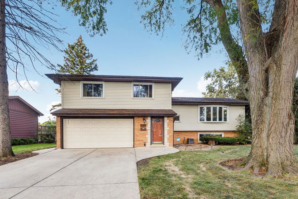 Photo for 1504 E Emmerson Lane, Mount Prospect, IL 60056 (MLS # 12490103)