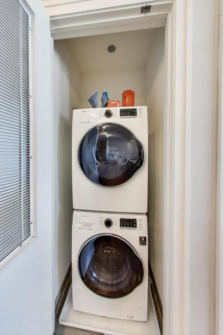 Chicago, Illinois 60601, United States, 2 Bedrooms Bedrooms, ,2 BathroomsBathrooms,Residential,Active,195197